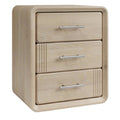 Moderne Houten Nachtkast met Drie Lades en Strakke Handgrepen